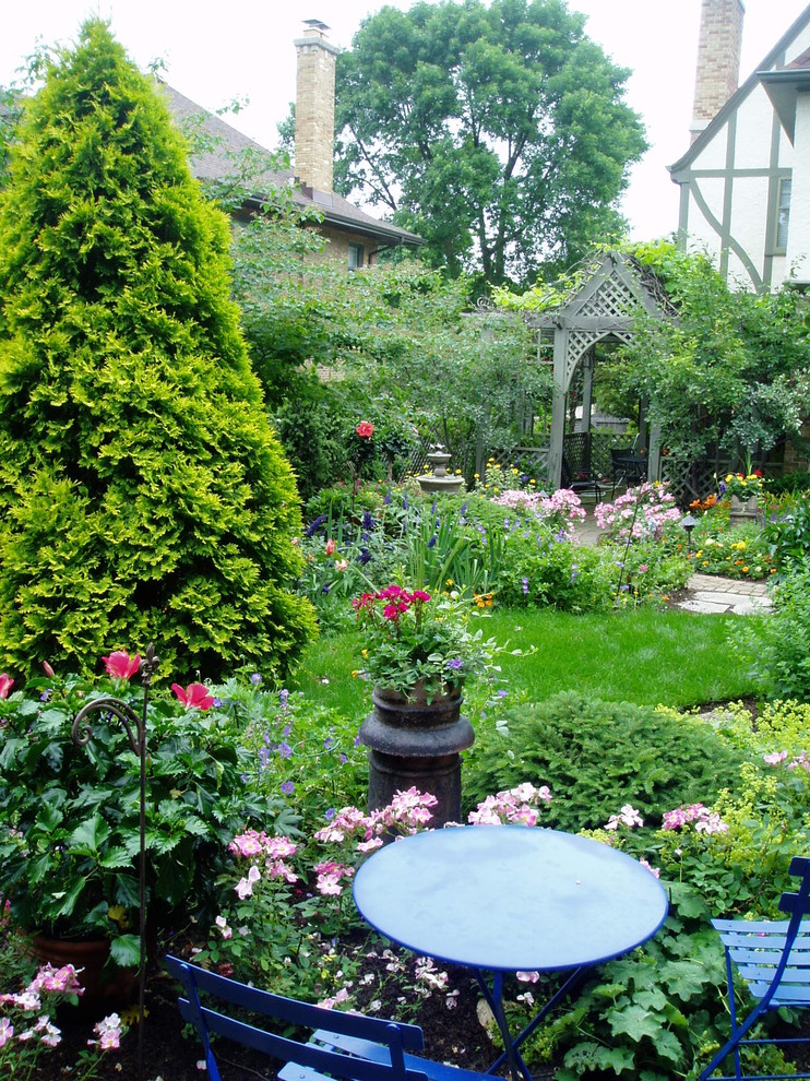 Diseño de jardín clásico de tamaño medio en verano en patio trasero