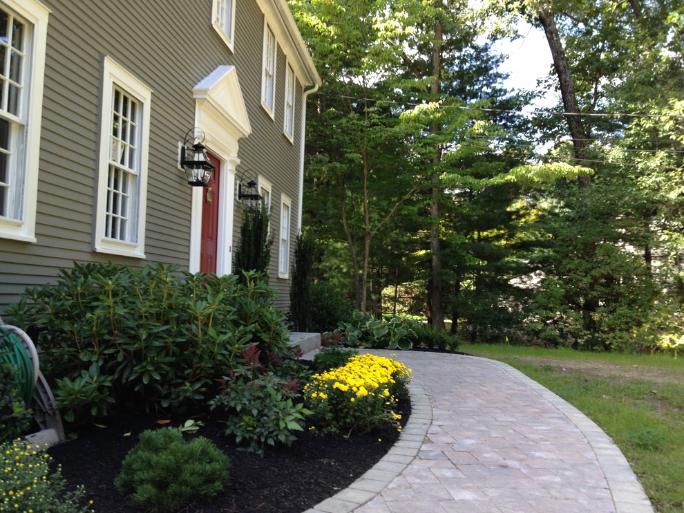 Diseño de jardín clásico de tamaño medio en patio trasero con jardín de macetas, exposición parcial al sol y adoquines de hormigón