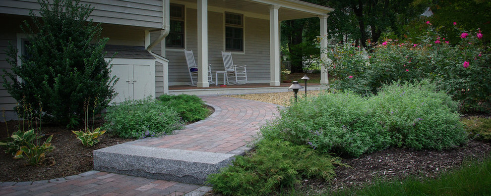 Esempio di un giardino american style davanti casa con pavimentazioni in cemento