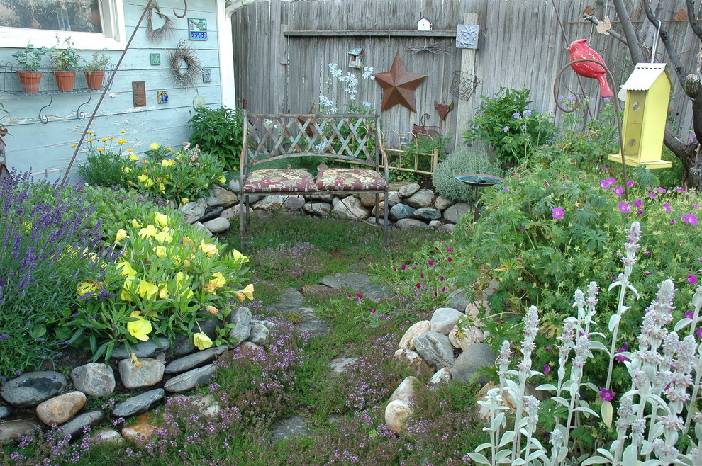 На фото: маленький солнечный, летний участок и сад на заднем дворе в стиле шебби-шик с хорошей освещенностью и покрытием из каменной брусчатки для на участке и в саду