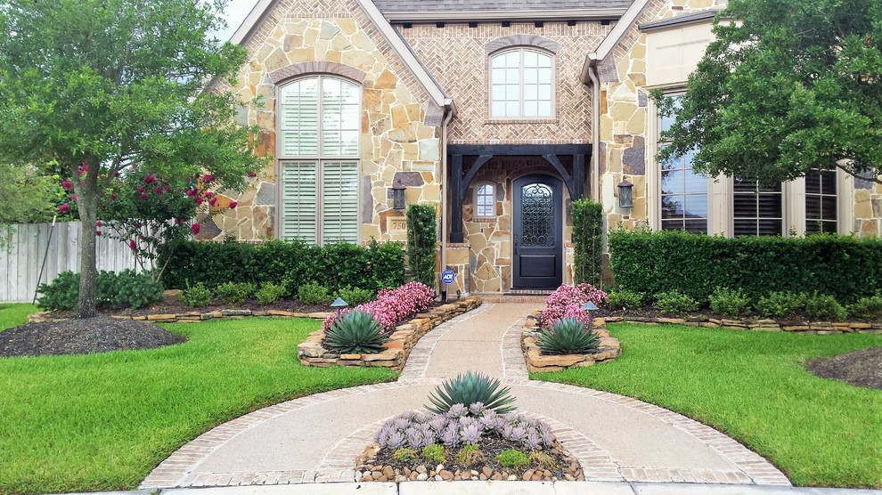 Inspiration for a traditional partial sun front yard mulch landscaping in Houston.