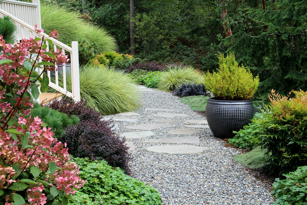 Photo of a traditional garden in Seattle with gravel.