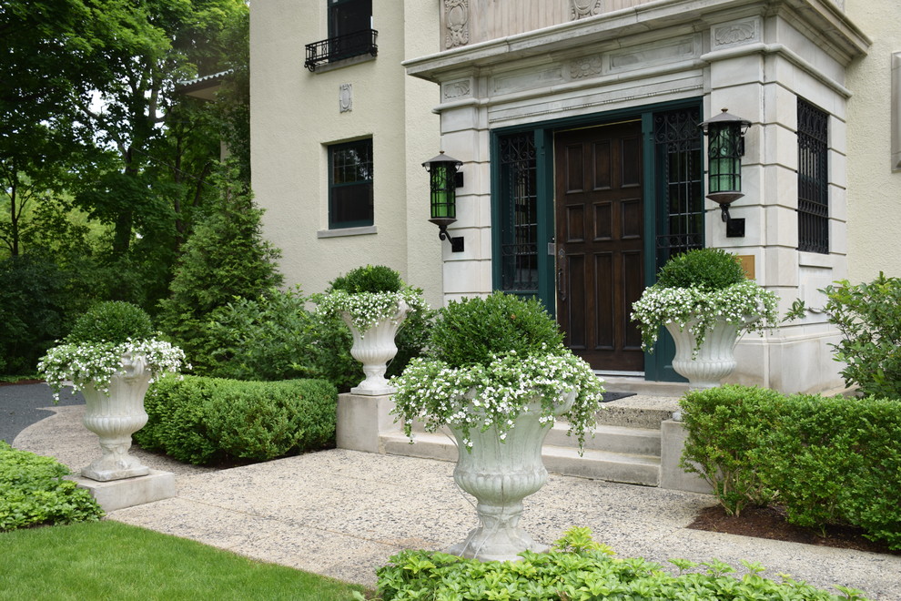Ispirazione per un giardino chic esposto a mezz'ombra di medie dimensioni e davanti casa in estate con un giardino in vaso