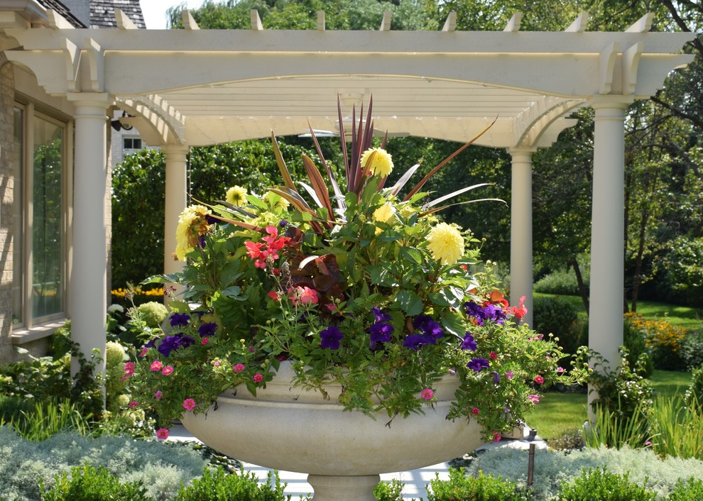 Klassischer Garten im Sommer, hinter dem Haus mit Kübelpflanzen und direkter Sonneneinstrahlung in Chicago