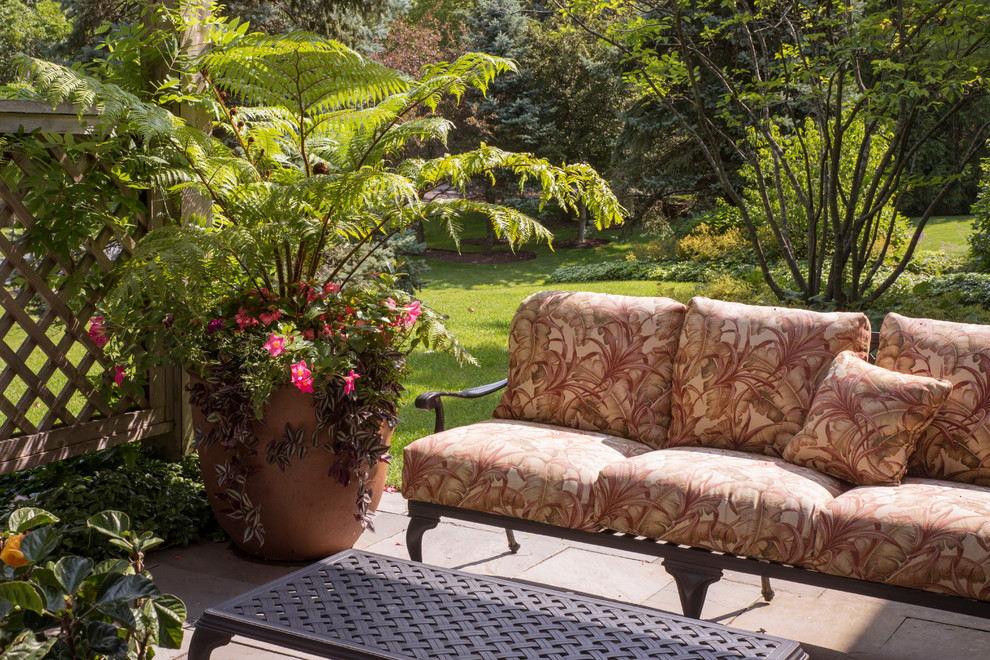 На фото: солнечный, летний участок и сад в классическом стиле с хорошей освещенностью с
