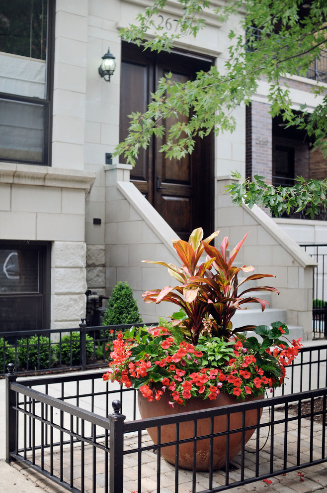 Design ideas for a small classic front partial sun garden for summer in Chicago with a potted garden.