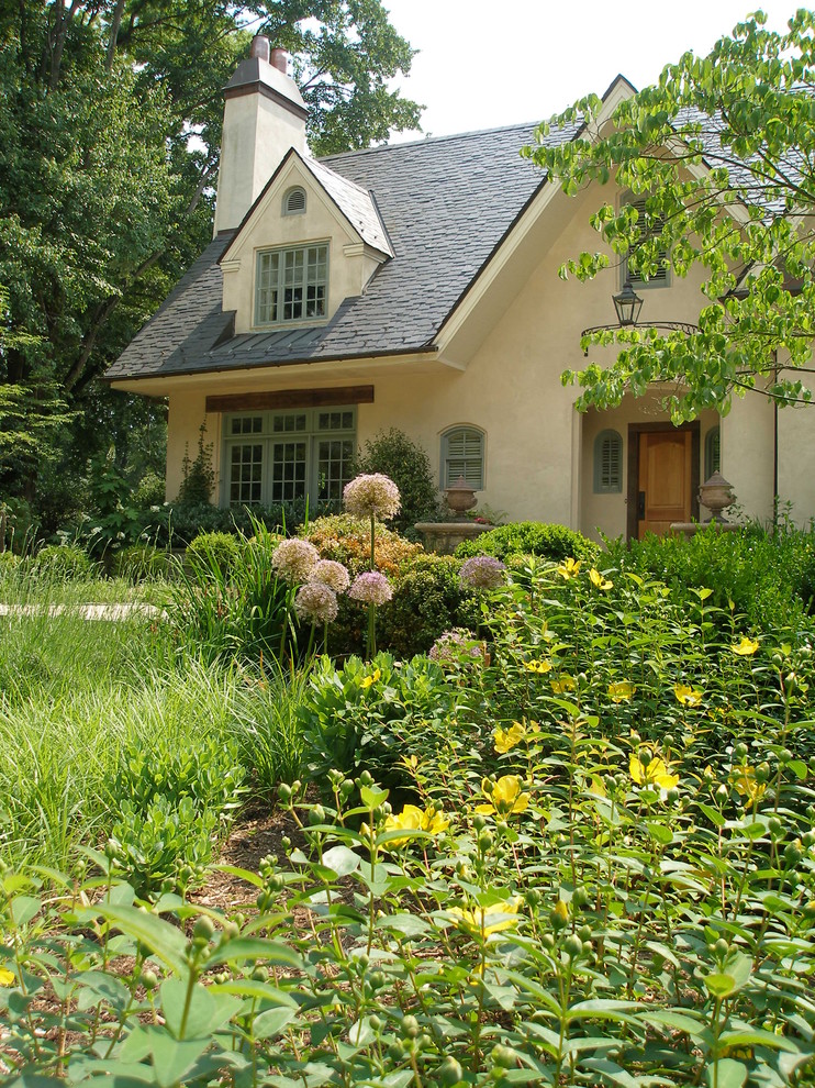 Стильный дизайн: участок и сад на переднем дворе в классическом стиле - последний тренд