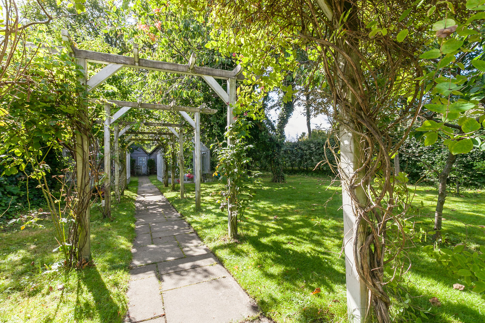 Idée de décoration pour un jardin nordique l'été avec une exposition partiellement ombragée et des pavés en béton.