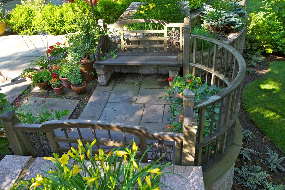 На фото: маленький тенистый участок и сад на заднем дворе в классическом стиле с покрытием из каменной брусчатки для на участке и в саду