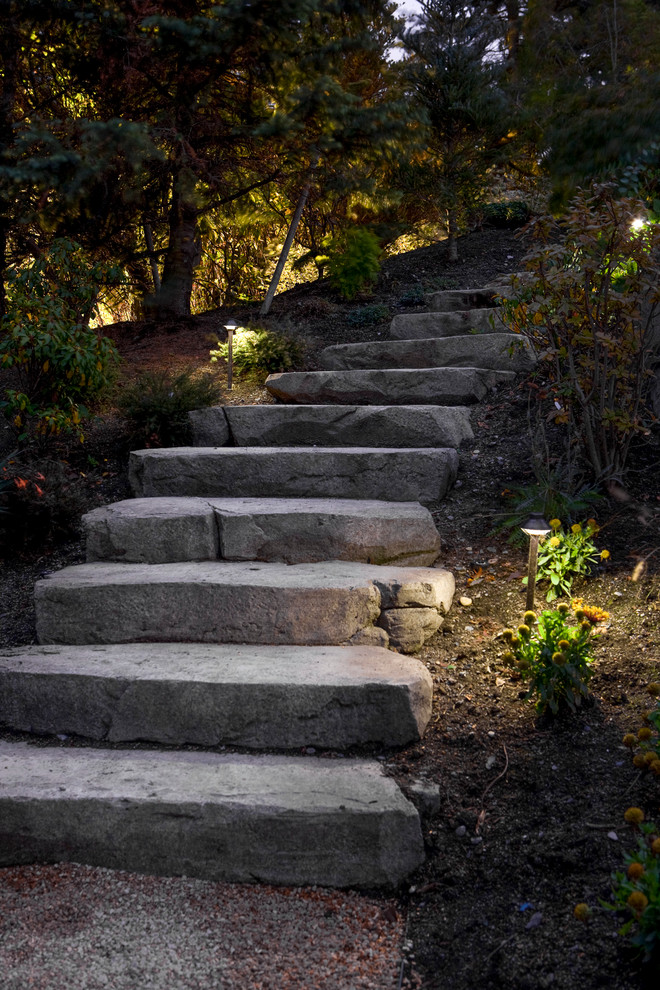 シアトルにある中くらいなトラディショナルスタイルのおしゃれな整形庭園 (傾斜地、庭への小道、日陰、天然石敷き) の写真