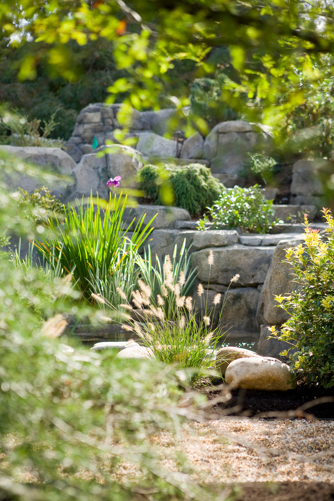 Ispirazione per un grande giardino formale tradizionale esposto in pieno sole con un ingresso o sentiero, un pendio, una collina o una riva e pavimentazioni in pietra naturale