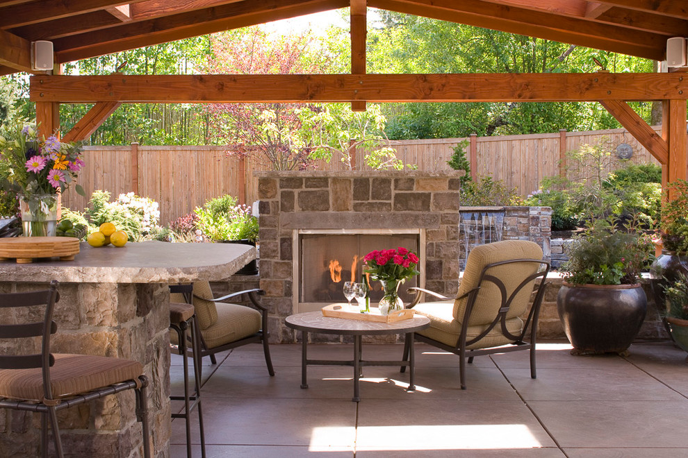 Foto de patio clásico grande en patio trasero con brasero y adoquines de hormigón