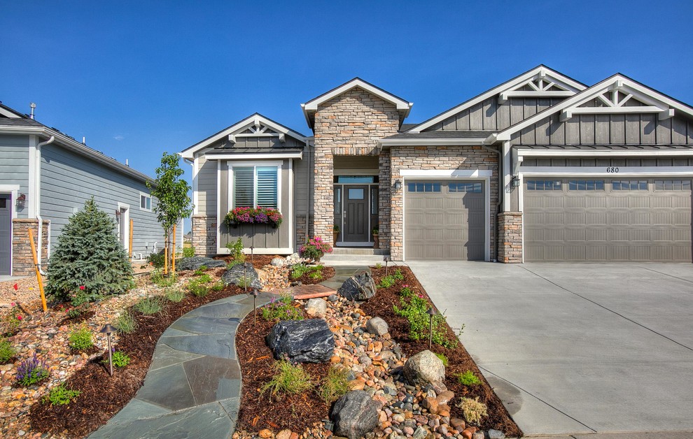 Design ideas for a medium sized traditional front xeriscape full sun garden in Denver with natural stone paving.