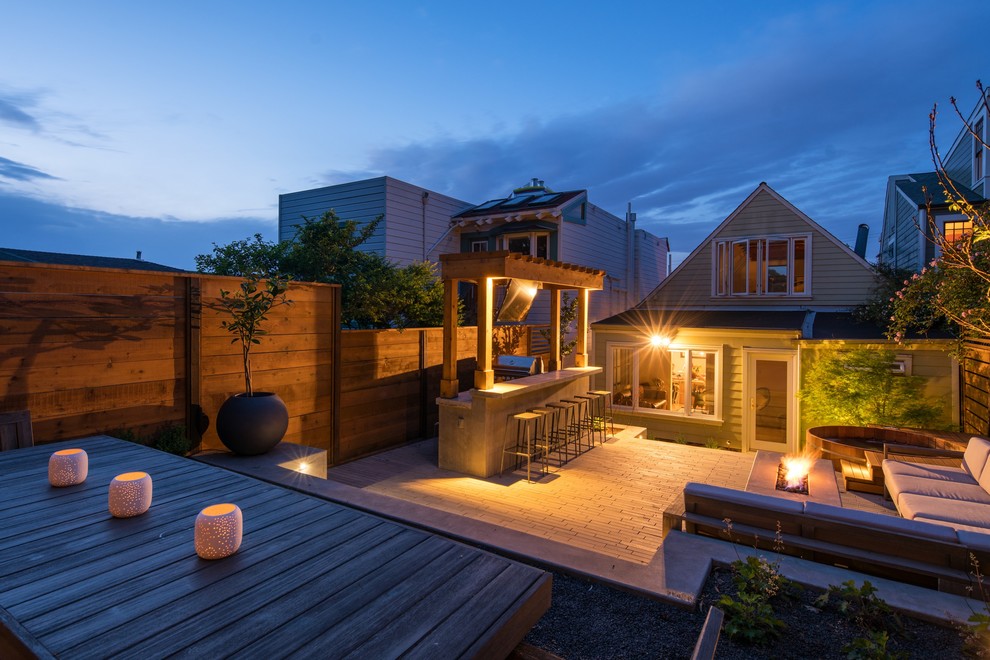 Ispirazione per un piccolo giardino xeriscape minimalista esposto in pieno sole dietro casa con un focolare e pavimentazioni in cemento