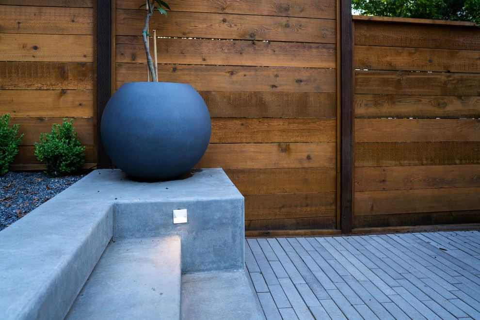 Imagen de jardín de secano minimalista pequeño en patio trasero con brasero, exposición total al sol y adoquines de hormigón