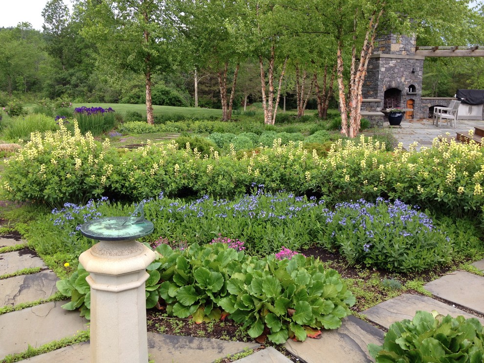 Ejemplo de jardín clásico grande en patio trasero con jardín francés, brasero, exposición total al sol y adoquines de piedra natural