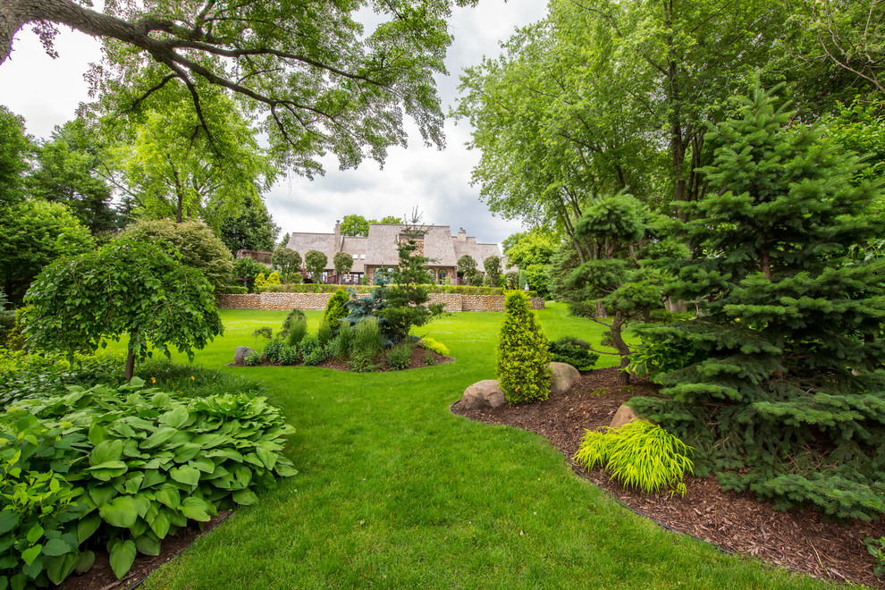 Mittelgroßer, Halbschattiger Klassischer Gartenweg im Sommer, hinter dem Haus mit Auffahrt und Betonboden in Minneapolis