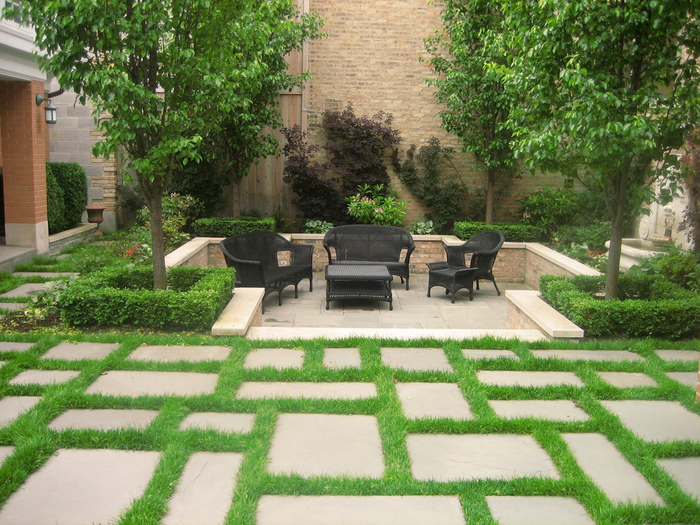 Design ideas for a traditional side yard stone landscaping in Chicago.