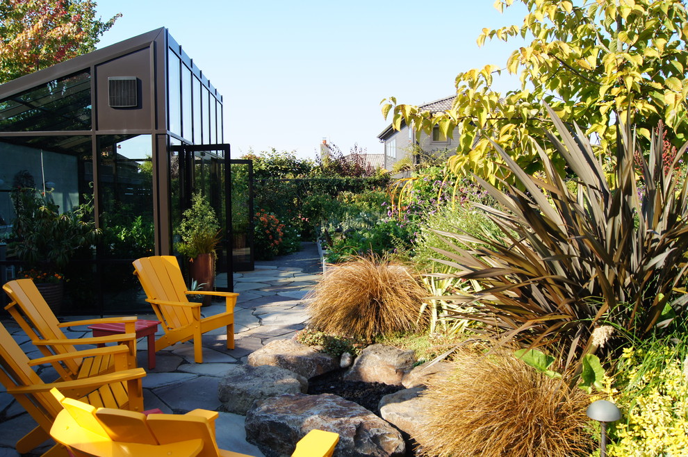 Design ideas for a contemporary backyard landscaping in Seattle.