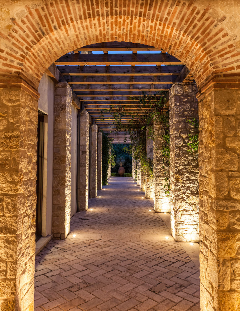 Immagine di un giardino mediterraneo con pavimentazioni in mattoni