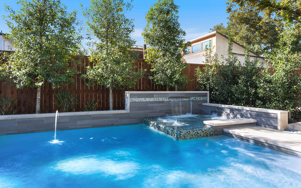 Пример оригинального дизайна: бассейн в стиле модернизм с мощением тротуарной плиткой