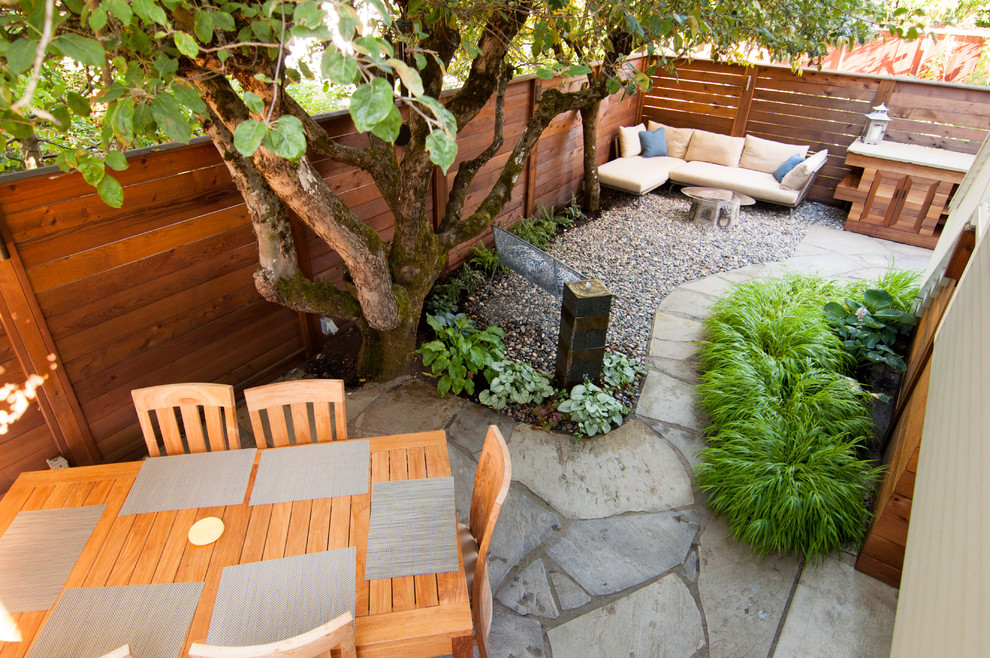 ポートランドにある高級な小さなアジアンスタイルのおしゃれな裏庭 (天然石敷き) の写真