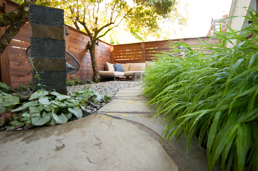 Imagen de jardín de estilo zen pequeño en patio trasero con adoquines de piedra natural