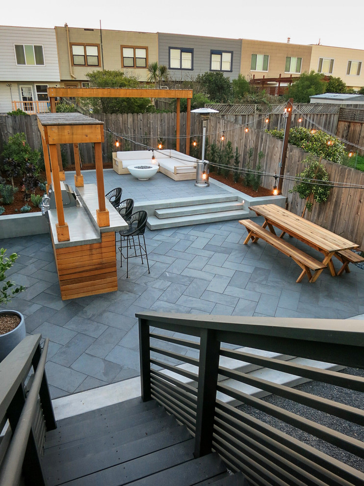 Стильный дизайн: солнечный регулярный сад среднего размера на заднем дворе в стиле модернизм с подпорной стенкой, хорошей освещенностью и покрытием из каменной брусчатки - последний тренд