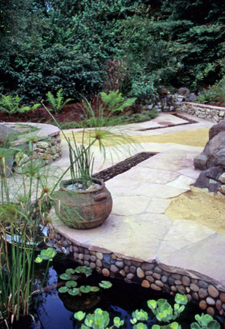 Foto di un giardino xeriscape rustico esposto in pieno sole di medie dimensioni e in cortile in estate con fontane e pavimentazioni in pietra naturale