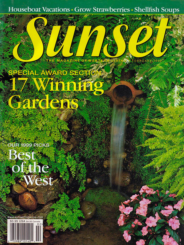 Imagen de jardín de secano rústico grande en verano en patio con adoquines de piedra natural, estanque y exposición total al sol