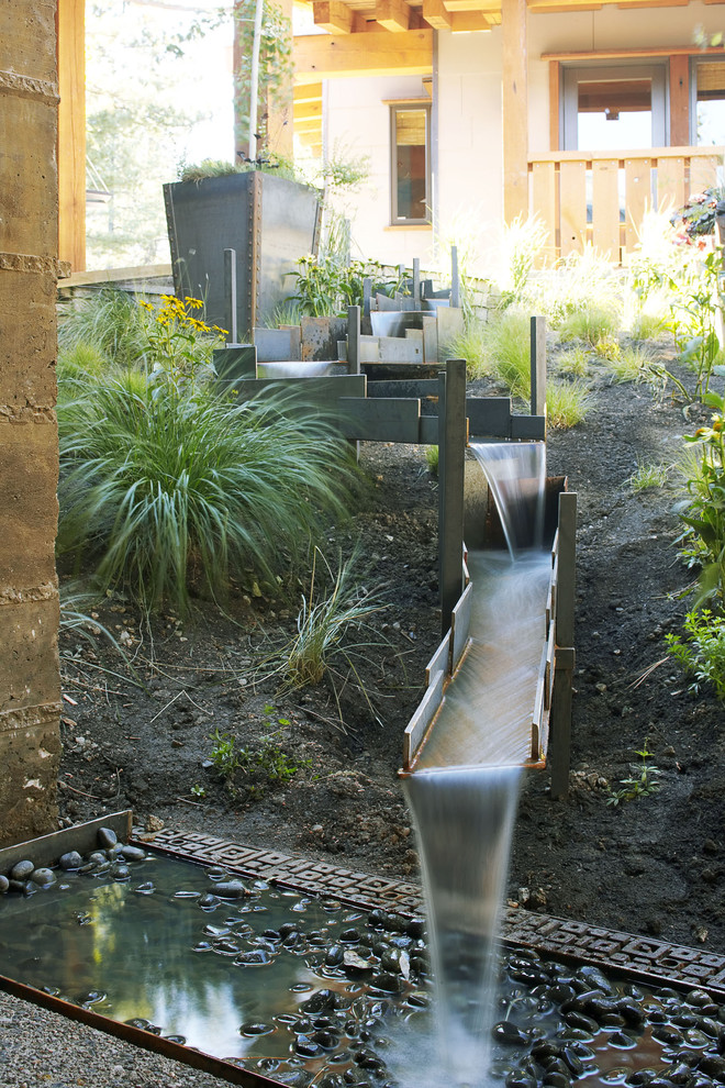 サンフランシスコにあるアジアンスタイルのおしゃれな庭の噴水の写真