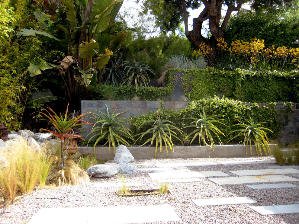 Design ideas for a mid-sized modern drought-tolerant and partial sun backyard gravel landscaping in Los Angeles for spring.