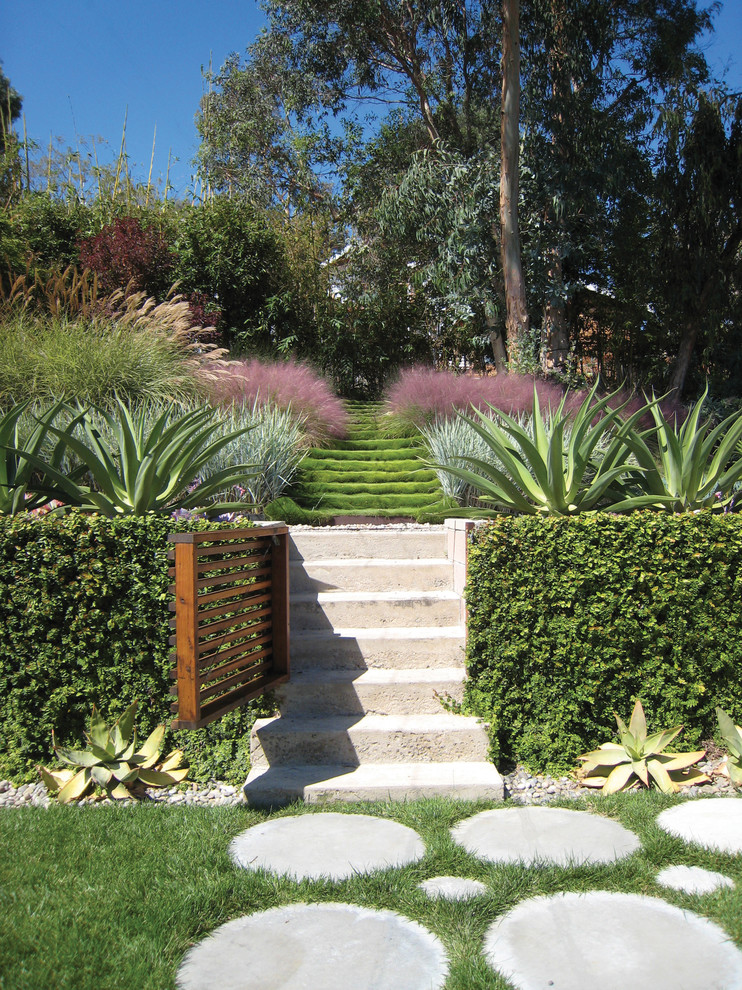 Пример оригинального дизайна: солнечный, осенний засухоустойчивый сад среднего размера на склоне в стиле модернизм с хорошей освещенностью и мощением тротуарной плиткой