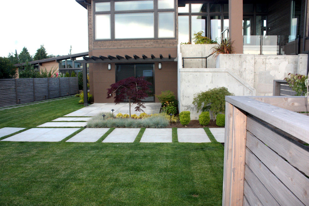 Cette photo montre un jardin avant tendance de taille moyenne avec une exposition ensoleillée et des pavés en béton.