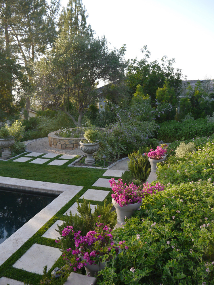 Imagen de jardín mediterráneo en patio trasero con jardín de macetas