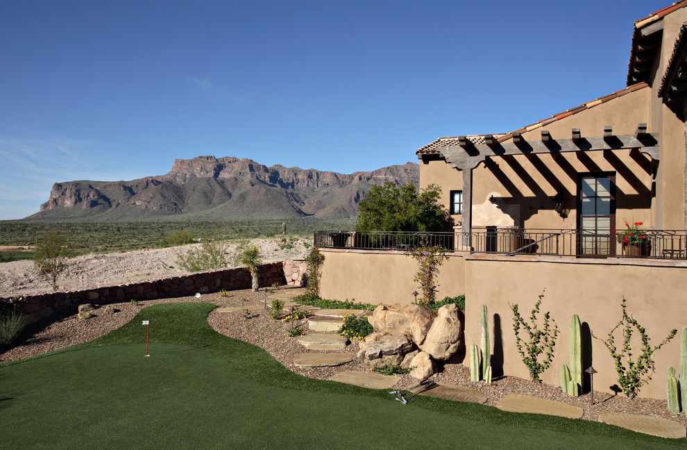 Mediterraner Garten hinter dem Haus mit Sportplatz, direkter Sonneneinstrahlung und Wüstengarten in Phoenix