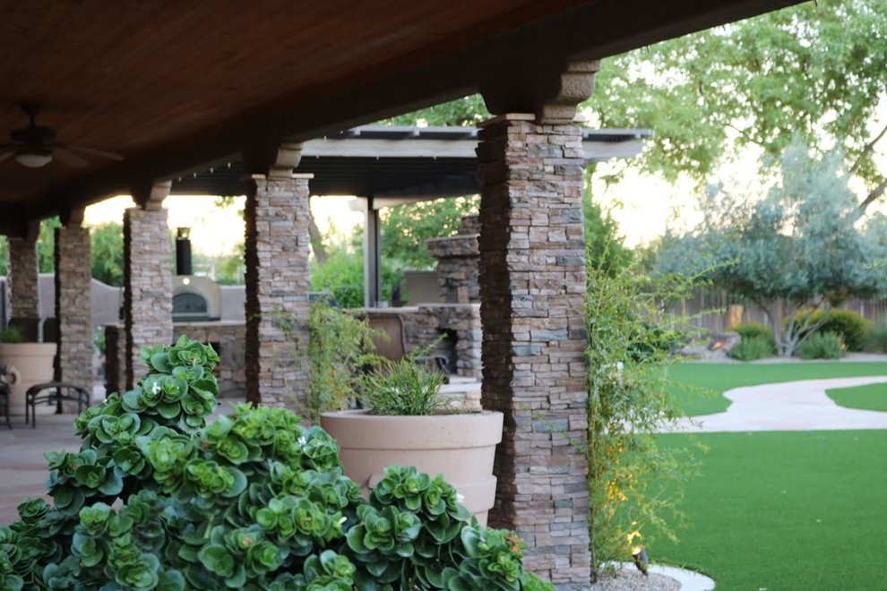 Идея дизайна: солнечный, летний участок и сад среднего размера на заднем дворе в стиле рустика с хорошей освещенностью и покрытием из каменной брусчатки