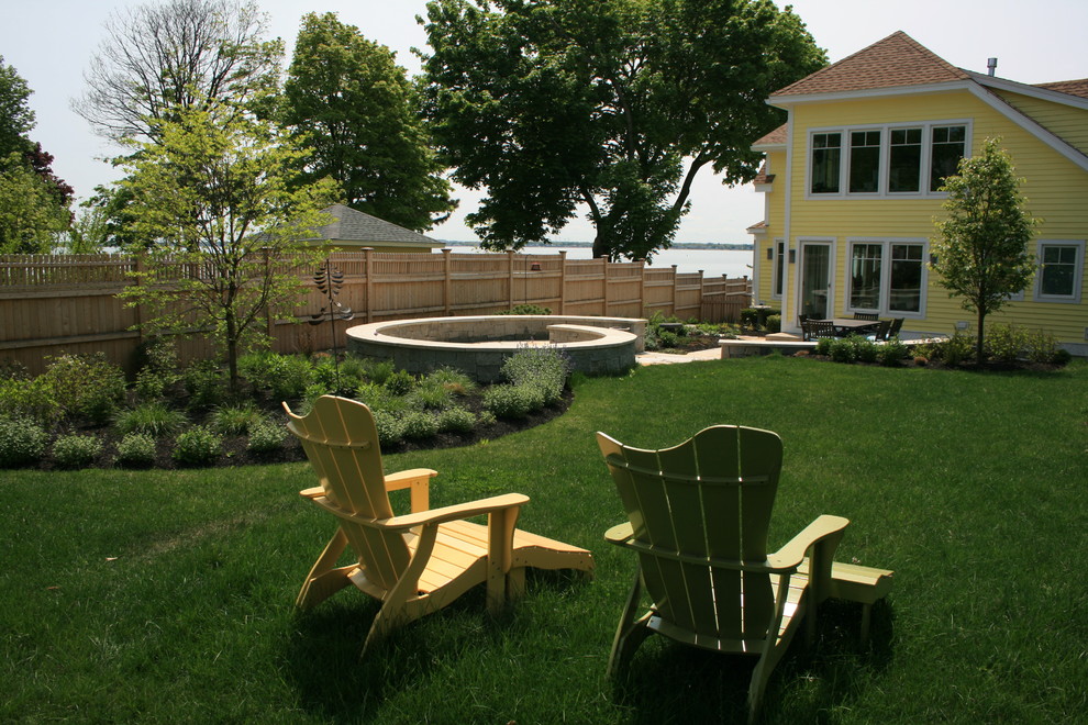 Kleiner Maritimer Garten im Sommer, hinter dem Haus mit direkter Sonneneinstrahlung und Natursteinplatten in Boston