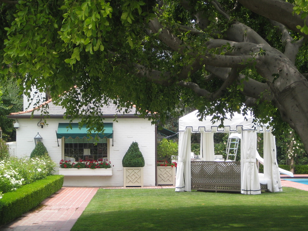 Свежая идея для дизайна: участок и сад на заднем дворе в классическом стиле с мощением клинкерной брусчаткой - отличное фото интерьера