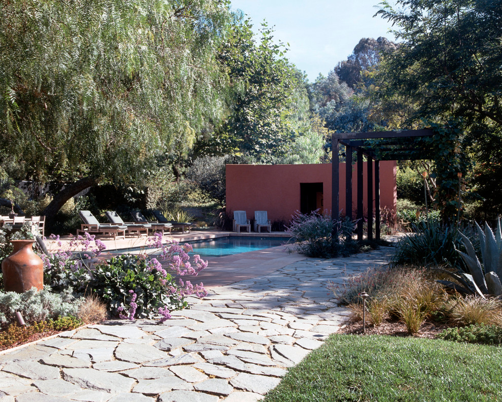 Aménagement d'un jardin arrière éclectique avec des pavés en pierre naturelle.