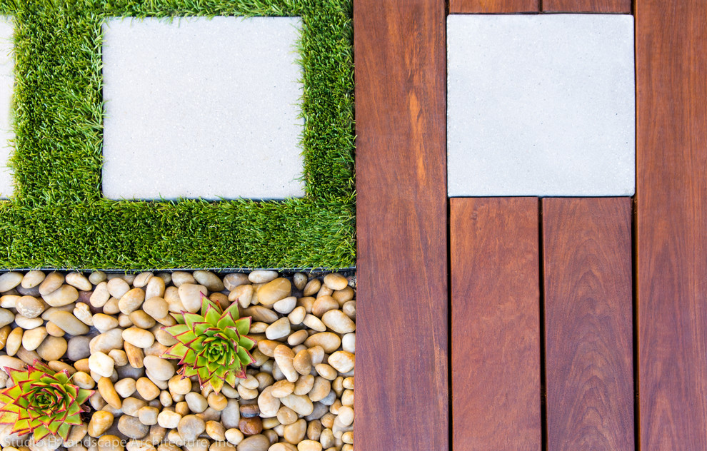 Kleiner Moderner Gartenweg hinter dem Haus mit Natursteinplatten in Orange County
