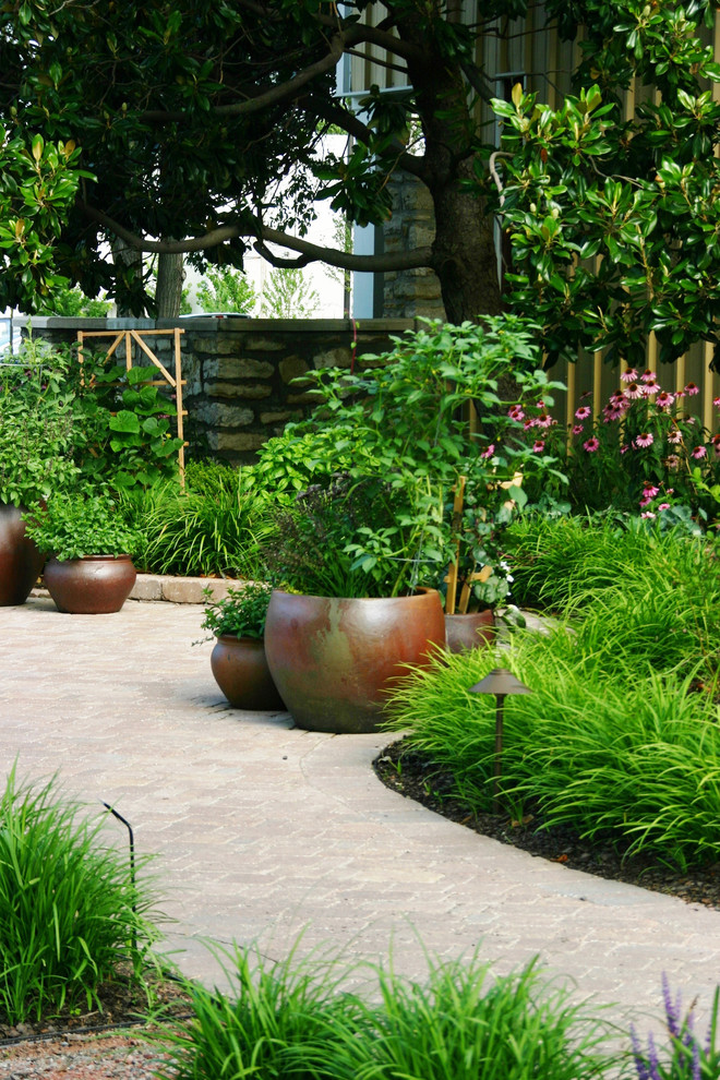 На фото: огород на участке среднего размера на боковом дворе в средиземноморском стиле с полуденной тенью и покрытием из каменной брусчатки с