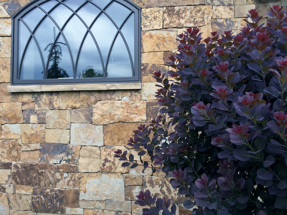ボイシにある巨大なトラディショナルスタイルのおしゃれな前庭の写真