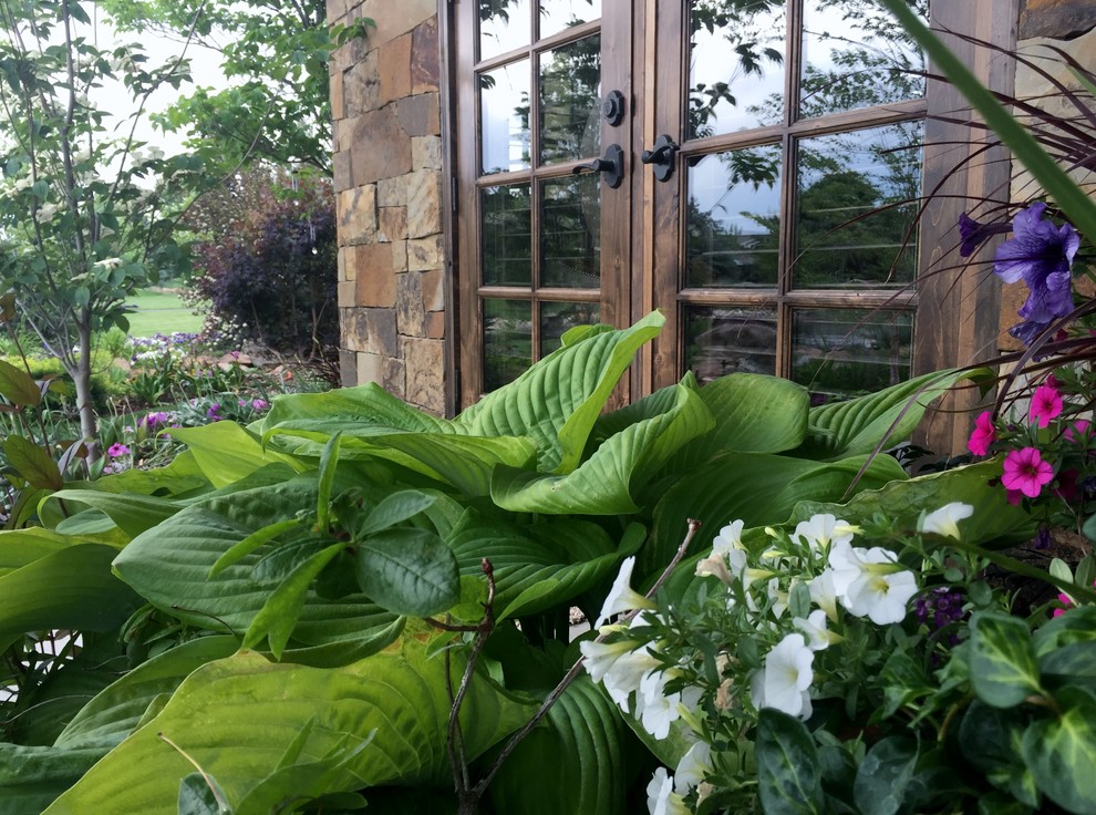 Esempio di un ampio giardino tradizionale dietro casa