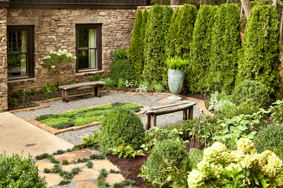 Diseño de jardín tradicional extra grande en patio trasero con gravilla