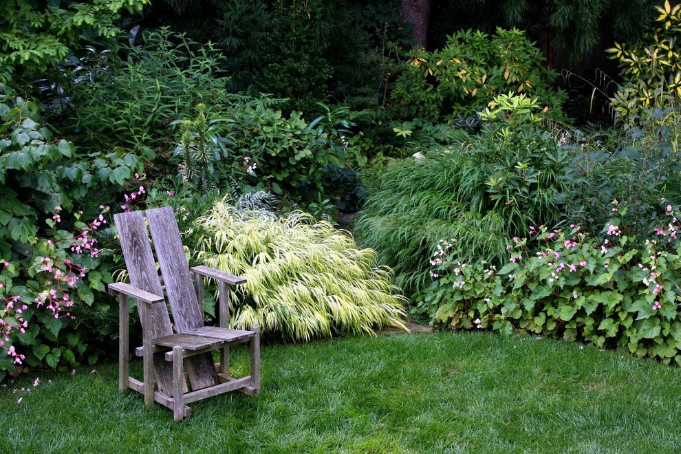 This is an example of a mid-sized craftsman backyard landscaping in Philadelphia.