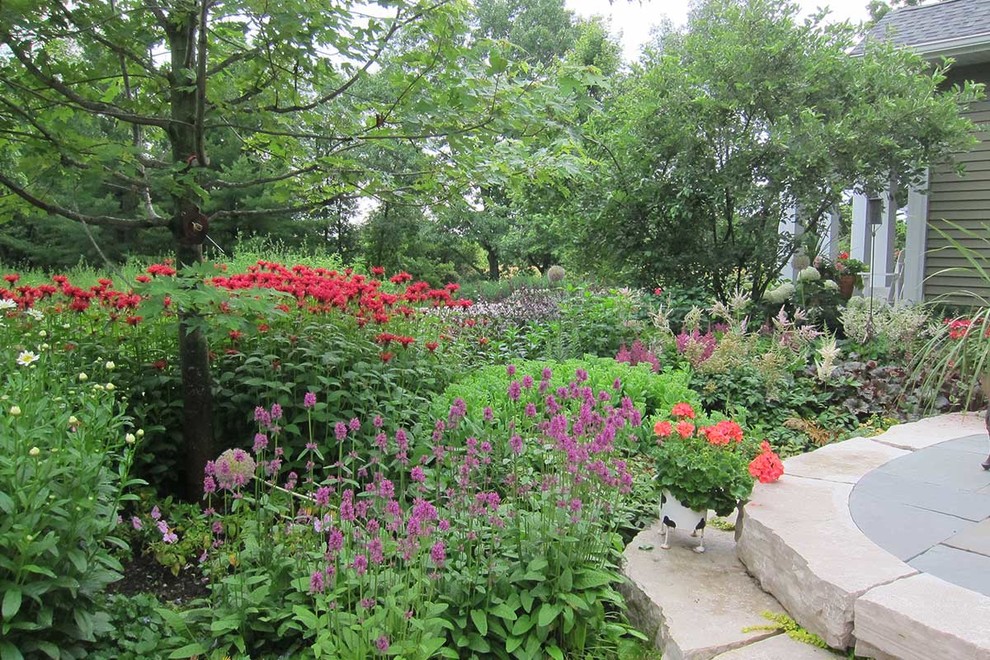 Idee per un grande giardino xeriscape tradizionale esposto a mezz'ombra nel cortile laterale in estate con pavimentazioni in pietra naturale