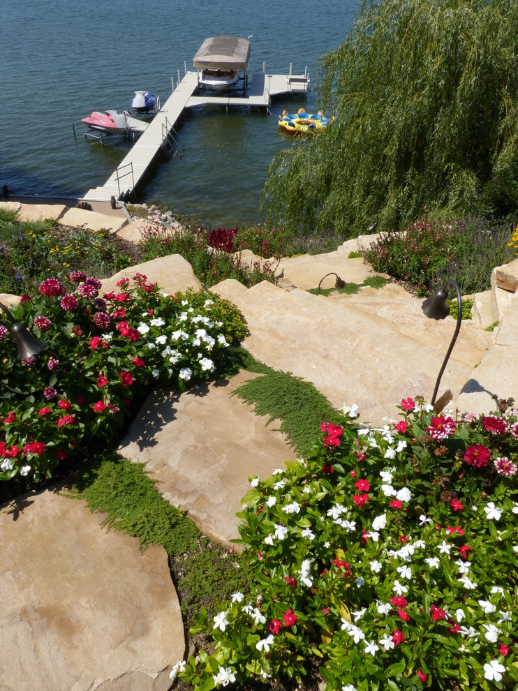 Geometrischer, Großer Klassischer Garten im Sommer mit direkter Sonneneinstrahlung und Natursteinplatten in Milwaukee