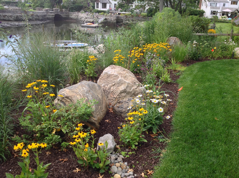 Großer, Halbschattiger Maritimer Gartenteich hinter dem Haus mit Natursteinplatten in New York