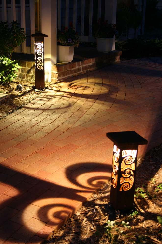 Immagine di un giardino classico esposto a mezz'ombra di medie dimensioni e davanti casa in estate con pavimentazioni in mattoni